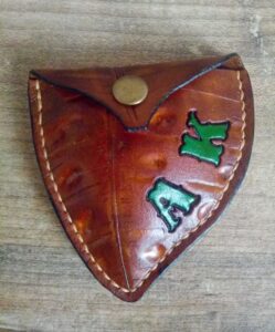 Bilonówka ze skóry w kształcie liścia spersonalizowana.