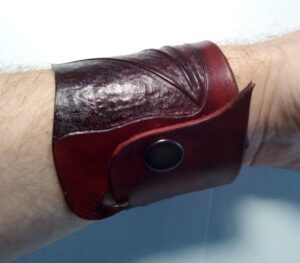 Bransoletka ze skóry w kształcie skrzydła smoka.