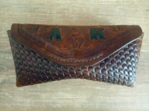 Skórzane spersonalizowane etui na okulary z liśćmi dębu i żołędziami.