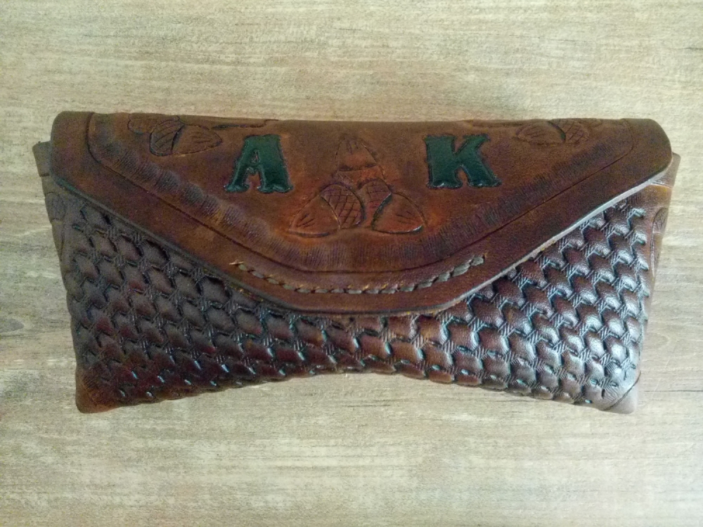 Skórzane spersonalizowane etui na okulary z liśćmi dębu i żołędziami.