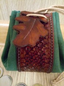 Skórzana sakiewka zrobiona ze skóry bydlęcej i nebuku.