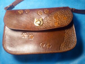 Torebka wykonana ze skóry naturalnej bydlęcej. Temat przewodni to koty.