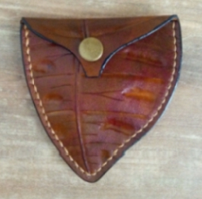 Ręcznie robiona bilonówka ze skóry naturalnej w kształcie liścia.