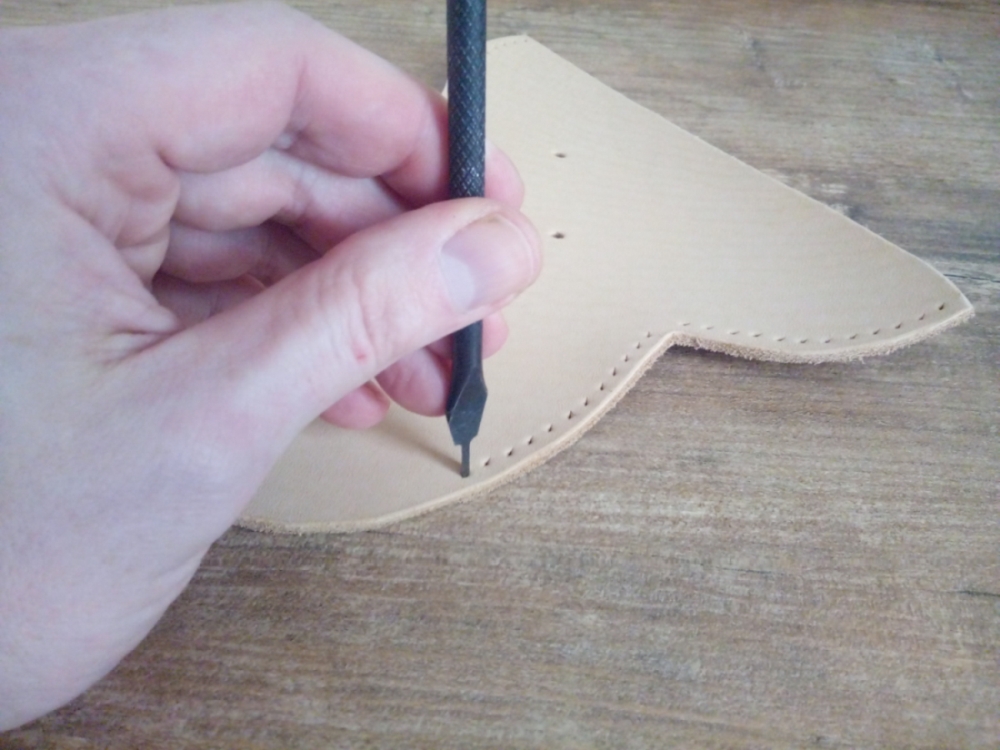 Skórzane rękodzieło. Ręczne wybijanie otworów w skórze naturalnej bydlęcej.