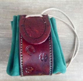 Ręcznie robiona skórzana sakiewka z podkowami i koniczynkami.
