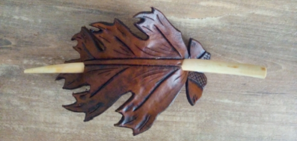 Ręcznie robiona skórzana spinka do włosów w kształcie liścia z wsuwką zrobioną z patyka na prezent dla kobiety.