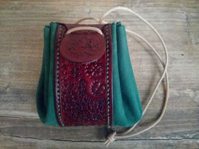 Skórzana sakiewka z motywem steampunkowym zrobiona ręcznie.