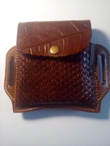 Skórzane etui na pasek. Zapięcie w kształcie liscia.