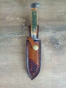 Dwukolorowa skórzana pochwa nóż z nietypową rękojeścią.