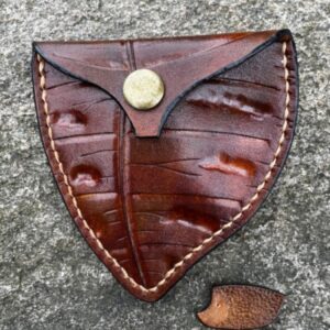 Skórzana bilonówka w kształcie liścia. Od przodu zamknięta.