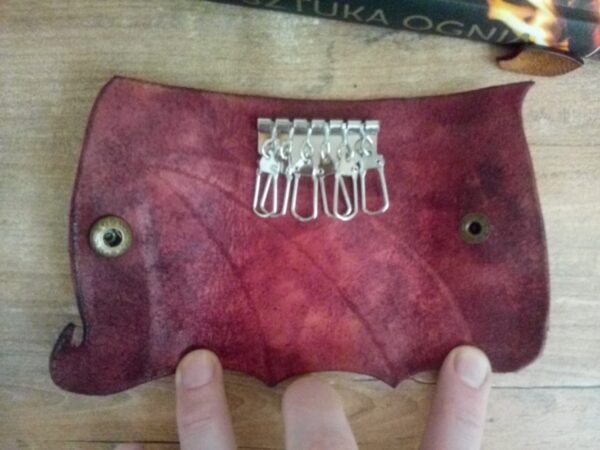 Środek etui na klucze ze skóry.