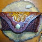 Skórzane etui na okulary z różą.