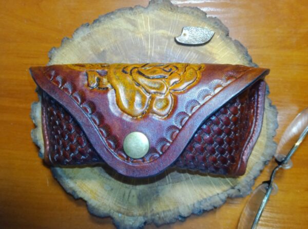 Skórzane etui na okulary z różą.