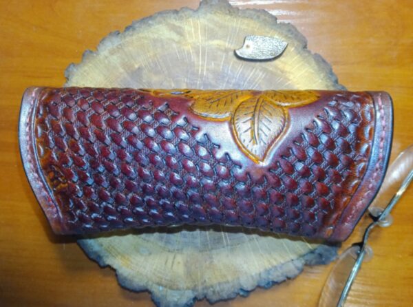 Tył etui na okulary ze skóry naturalnej bydlęcej.