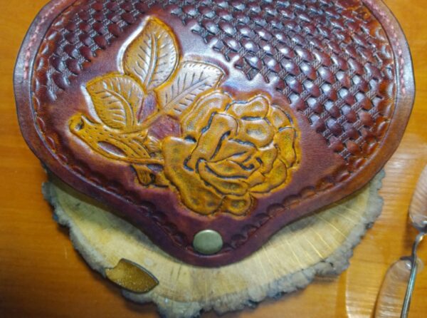 Widok na różę skórzanych etui na okulary.