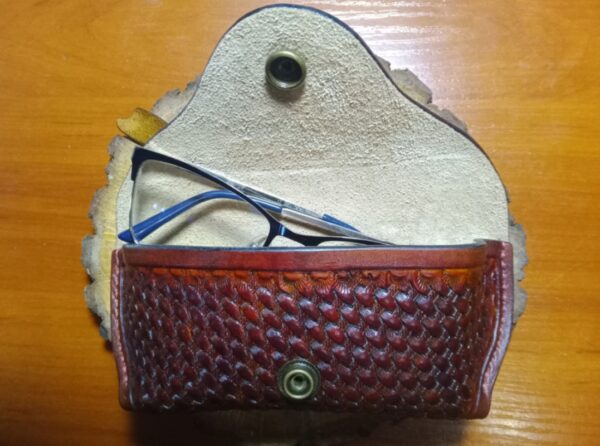 Etui ze skóry z okularami.