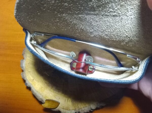 Środek etui na okulary.