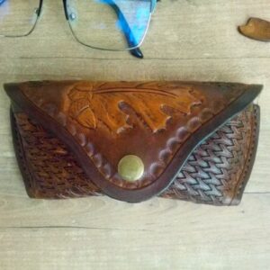 Ręcznie zdobione etui na okulary ze skóry z motywem liścia dębu.