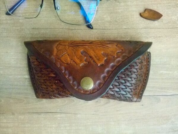 Ręcznie zdobione etui na okulary ze skóry z motywem liścia dębu.