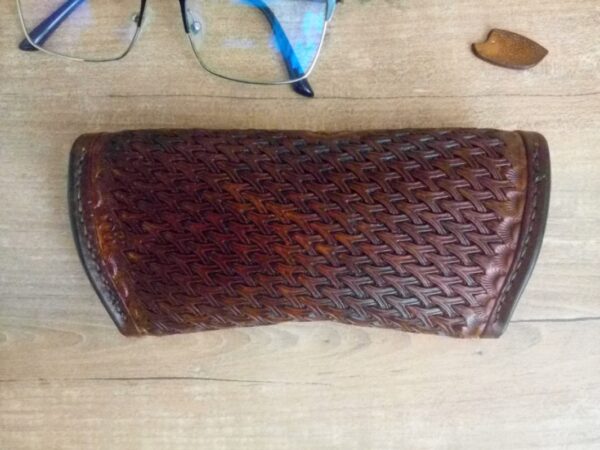 Tył etui ze skóry na okulary.