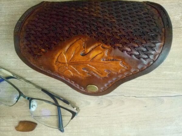 Widok na liść dębu skórzanego etui.