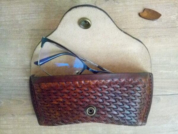 Skórzane etui z okularami.