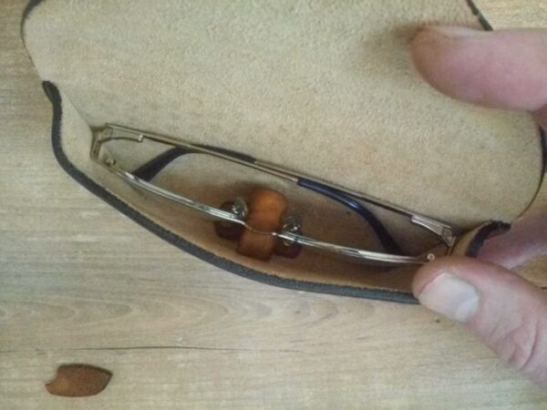 Środek etui na okulary ze skóry.