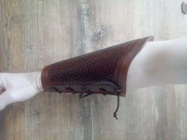 Karwasz ze skóry na ręce.