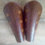 Para karwaszy ze skóry naturalnej w odcieniach brązu. Z wytłoczonymi różami w ilości 12 sztuk.