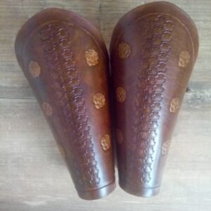 Para karwaszy ze skóry naturalnej w odcieniach brązu. Z wytłoczonymi różami w ilości 12 sztuk.