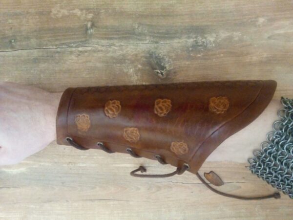 Skórzany karwasz na ręce.