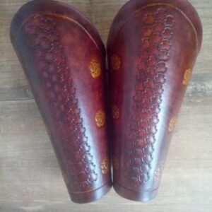 Para skórzanych karwaszy z grubej skóry bydlęcej, Na każdej jest 6 róż.