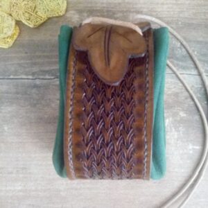 Skórzana sakiewka z motywem liścia.