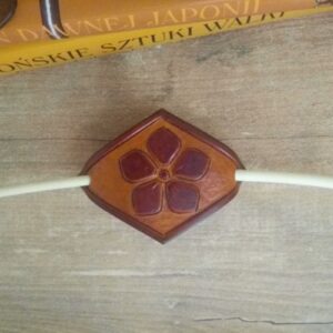 Spinka do włosów ze skóry.