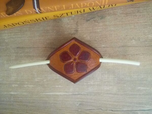 Spinka do włosów ze skóry.