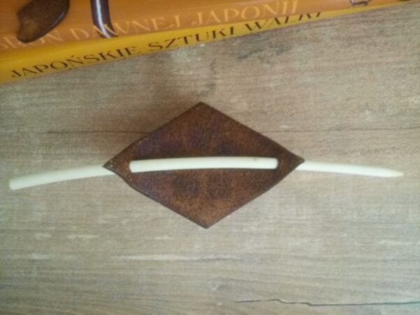 Tył skórzanej spinki do włosów kamon.