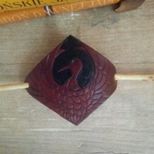 Skórzana spinka do włosów w formie japońskiego kamomu z żurawiem.