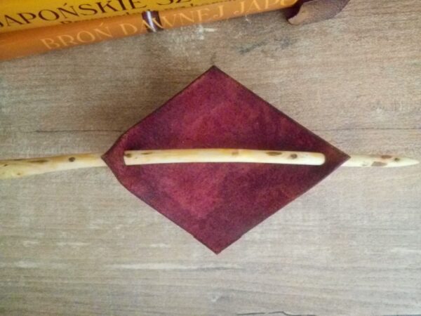 Tył spinki ze skóry żuraw.