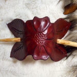 Skórzana spinka do włosów - kwiat z liśćmi.
