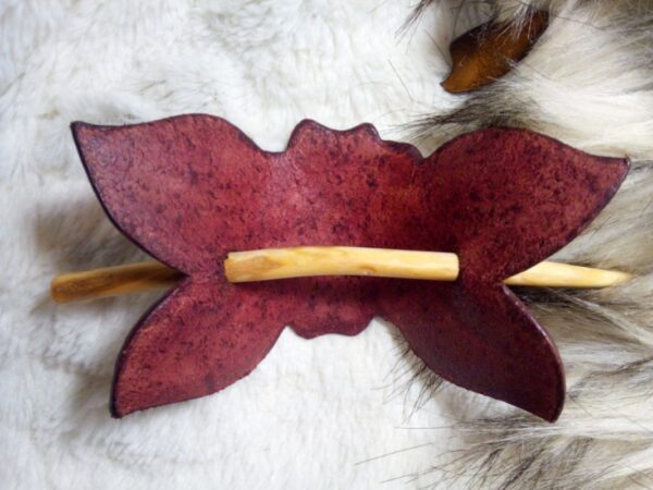 Tył spinki do włosów wykonanej ze skóry.