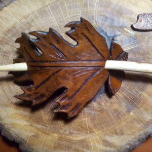 Skórzana spinka do włosów w kształcie liścia dębu. Idealna na prezent dla kobiety.