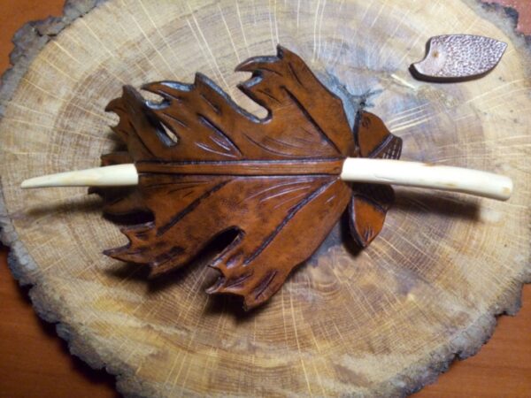 Skórzana spinka do włosów w kształcie liścia dębu. Idealna na prezent dla kobiety.