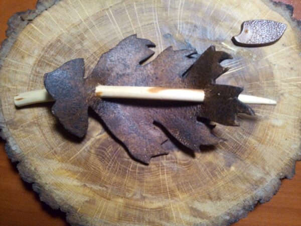 Tył spinki ze skóry do włosów.