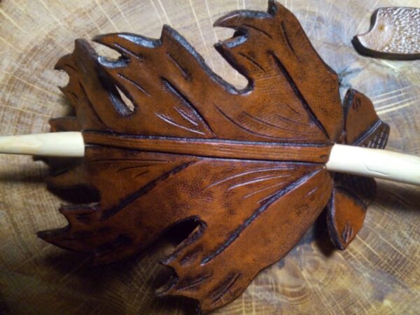 Zbliżenie na spinkę do włosów ze skóry liść dębu.