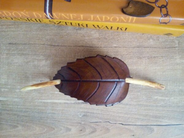 Skórzana spnka do włosów w kształcie liścia.