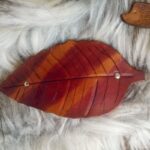 Dwukolorowa spinka do włosów ze skóry.