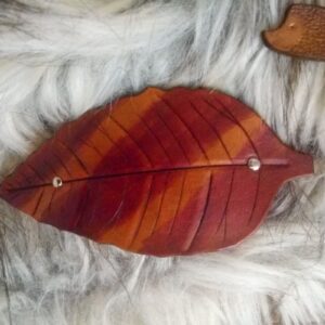 Dwukolorowa spinka do włosów ze skóry.