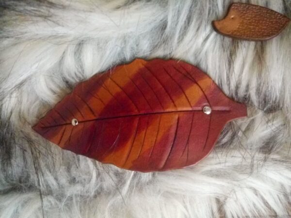 Dwukolorowa spinka do włosów ze skóry.