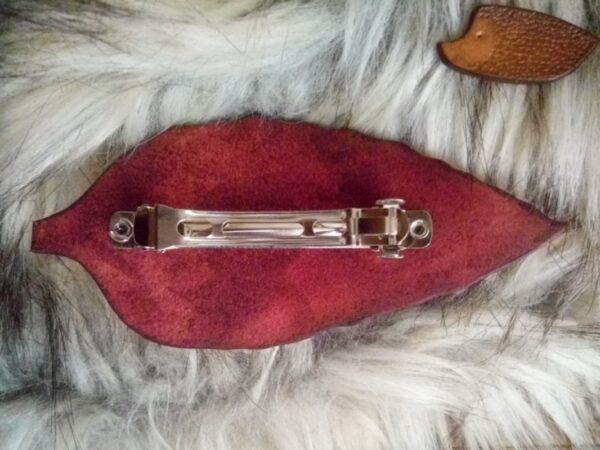 Tył skorzanej spinki do włosów. Zamknięcie na klamrę.