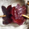 Duża spinka do włosów w kształcie róży wykonana ze skóry naturalnej bydlęcej.